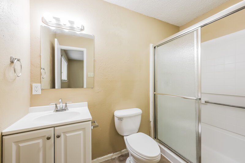 1,965/Mo, 6109 Springwood Dr Arlington, TX 76001 Main Bathroom View