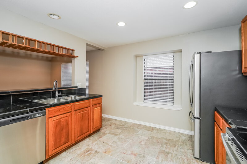2,295/Mo, 426 Rifleman Trail Arlington, TX 76002 Kitchen View 2