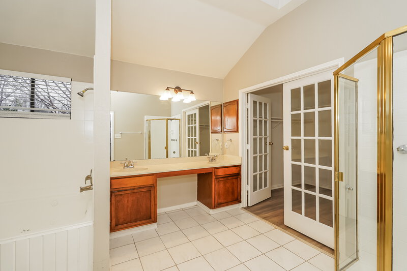 2,295/Mo, 426 Rifleman Trail Arlington, TX 76002 Main Bathroom View