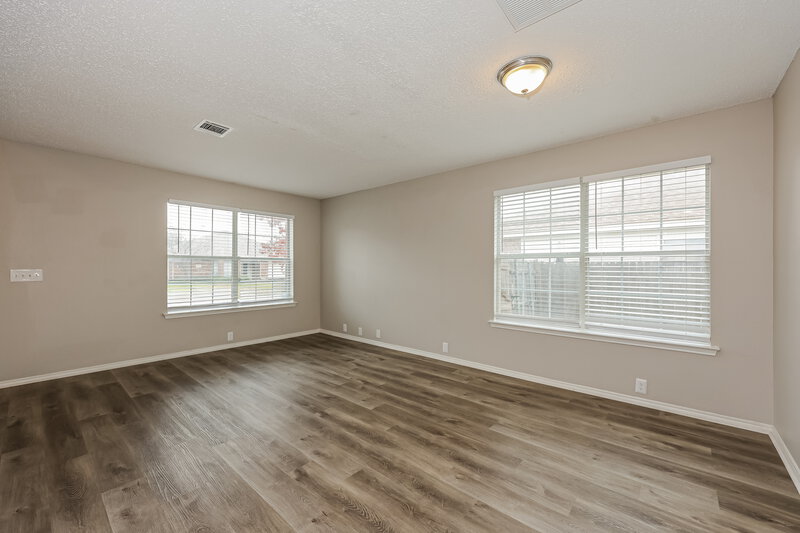 2,325/Mo, 6736 Meadowcrest Dr Arlington, TX 76002 Living Room View 2