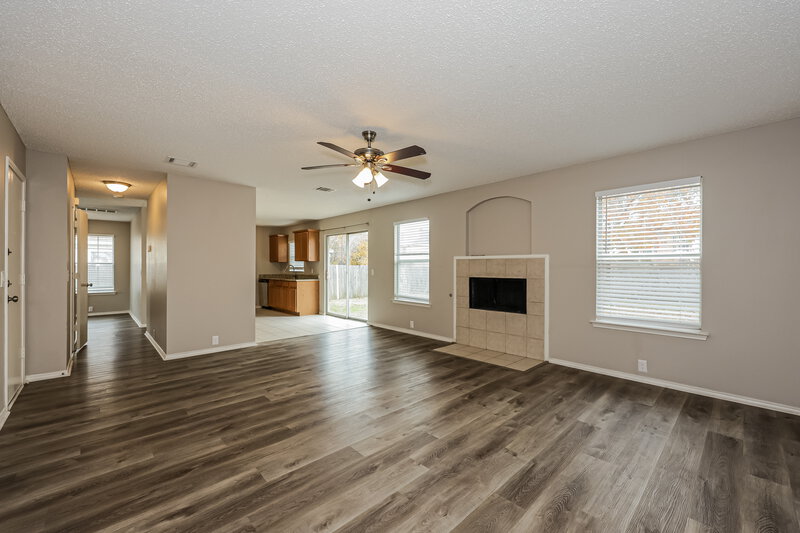 2,325/Mo, 6736 Meadowcrest Dr Arlington, TX 76002 Living Room View 3