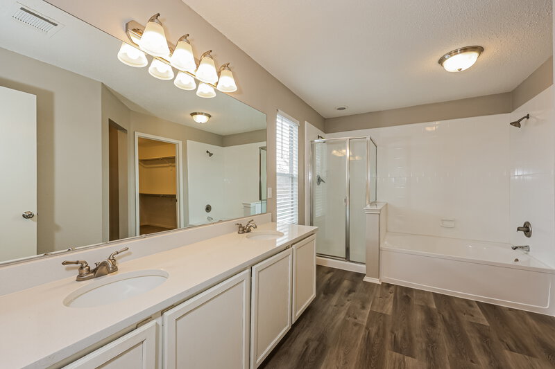 2,325/Mo, 6736 Meadowcrest Dr Arlington, TX 76002 Main Bathroom View