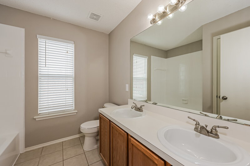 2,325/Mo, 6736 Meadowcrest Dr Arlington, TX 76002 Bathroom View
