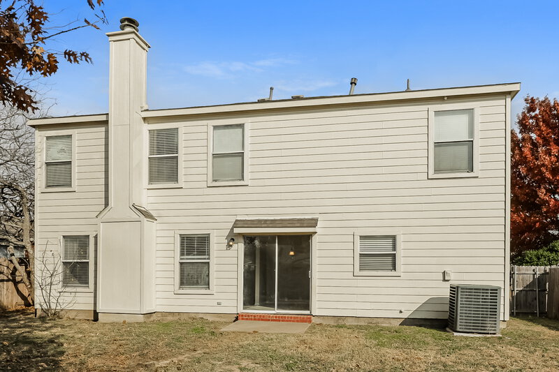2,325/Mo, 6736 Meadowcrest Dr Arlington, TX 76002 Rear View