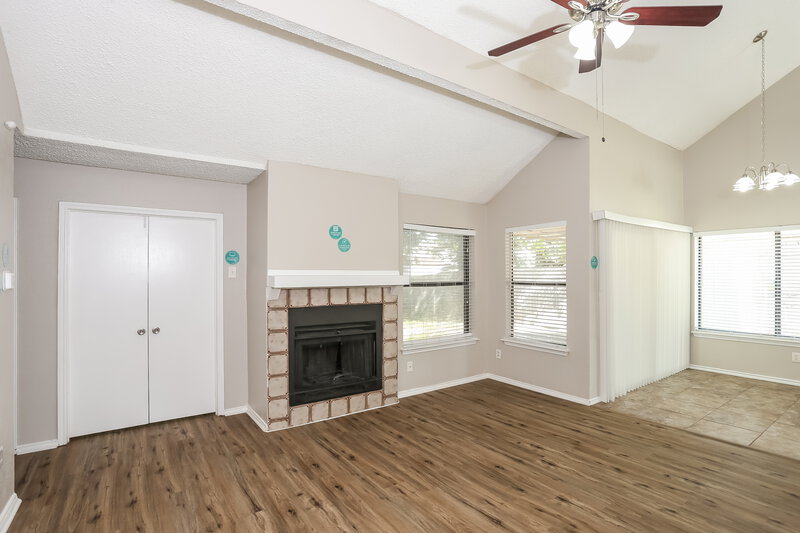 1,885/Mo, 6306 Pilgrim Ln Arlington, TX 76002 Living Room View