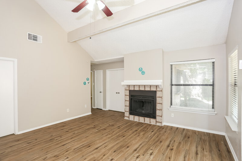 1,885/Mo, 6306 Pilgrim Ln Arlington, TX 76002 Living Room View 2