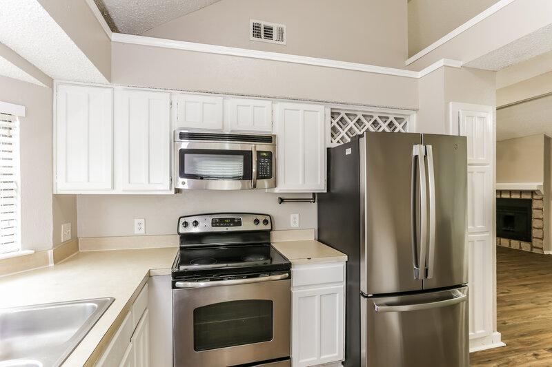 1,885/Mo, 6306 Pilgrim Ln Arlington, TX 76002 Kitchen View 2