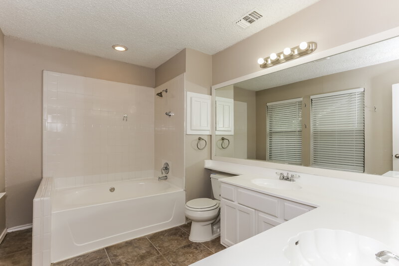 1,885/Mo, 6306 Pilgrim Ln Arlington, TX 76002 Main Bathroom View