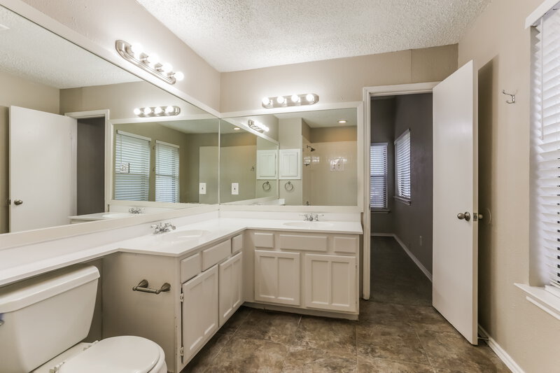 1,885/Mo, 6306 Pilgrim Ln Arlington, TX 76002 Main Bathroom View 2