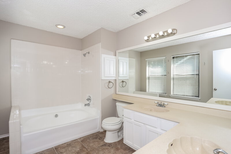 1,885/Mo, 6306 Pilgrim Ln Arlington, TX 76002 Main Bathroom View