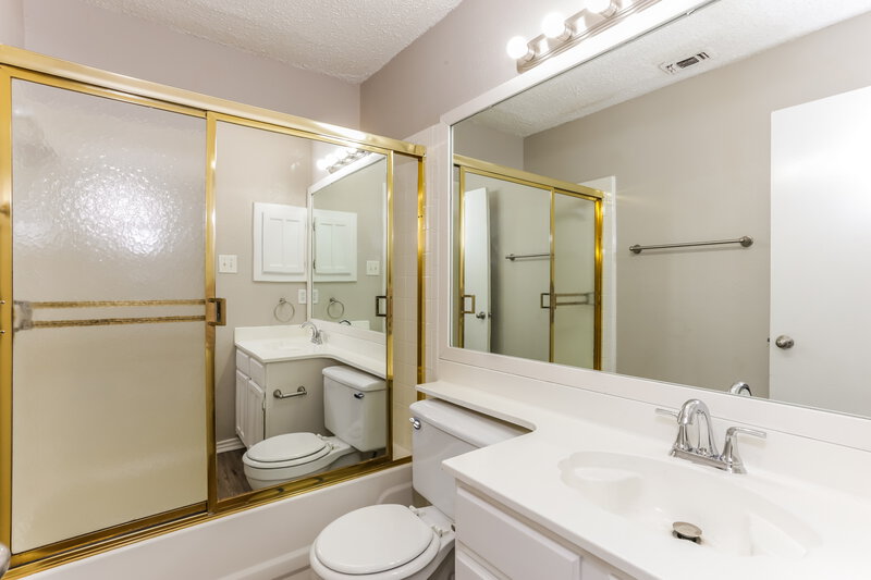 1,885/Mo, 6306 Pilgrim Ln Arlington, TX 76002 Bathroom View