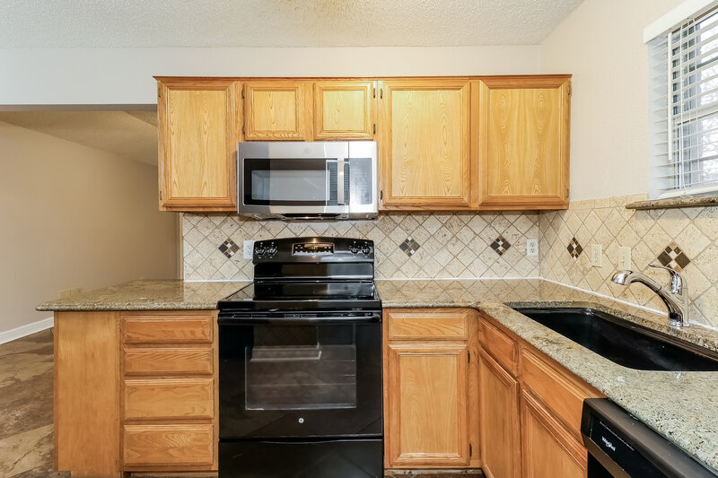 2,195/Mo, 6522 Nellie Dr Arlington, TX 76002 Kitchen View 2