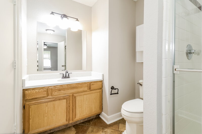 2,195/Mo, 6522 Nellie Dr Arlington, TX 76002 Main Bathroom View