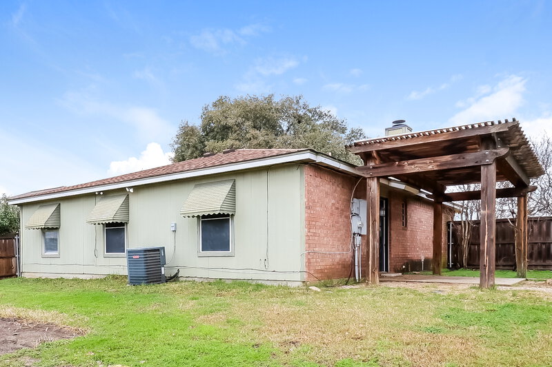 2,195/Mo, 6522 Nellie Dr Arlington, TX 76002 Rear View