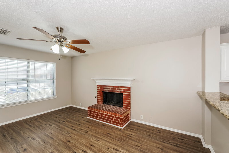 2,255/Mo, 7016 Edmundson Dr Arlington, TX 76002 Living Room View