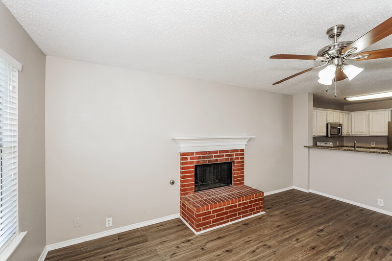 2,255/Mo, 7016 Edmundson Dr Arlington, TX 76002 Living Room View 2