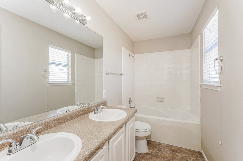 2,255/Mo, 7016 Edmundson Dr Arlington, TX 76002 Main Bathroom View