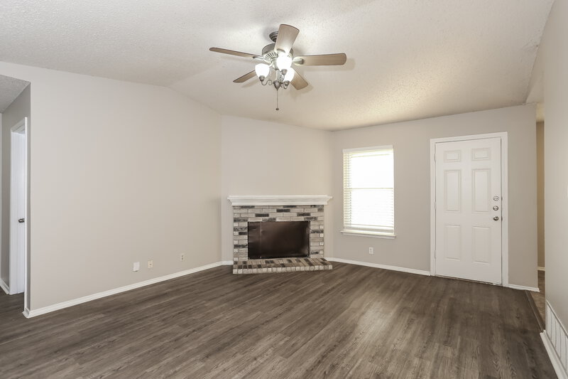 1,870/Mo, 6404 Liberty Trail Arlington, TX 76002 Living Room View 2