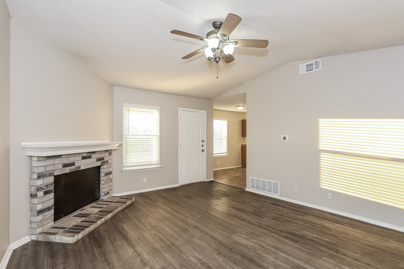 1,870/Mo, 6404 Liberty Trail Arlington, TX 76002 Living Room View 3