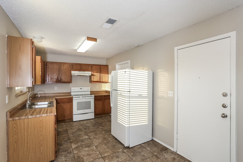 1,870/Mo, 6404 Liberty Trail Arlington, TX 76002 Kitchen View