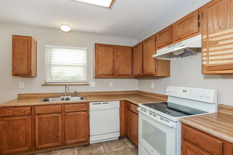 1,870/Mo, 6404 Liberty Trail Arlington, TX 76002 Kitchen View 2