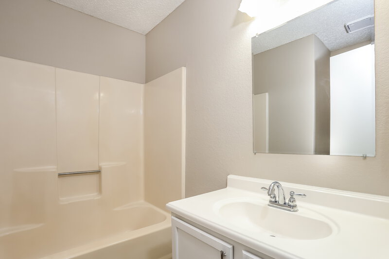 1,870/Mo, 6404 Liberty Trail Arlington, TX 76002 Bathroom View
