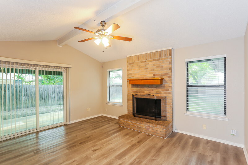 2,155/Mo, 6217 Gettysburg Dr Arlington, TX 76002 Living Room View 2