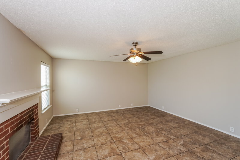 2,230/Mo, 7001 Baybridge Dr Arlington, TX 76002 Living Room View 3