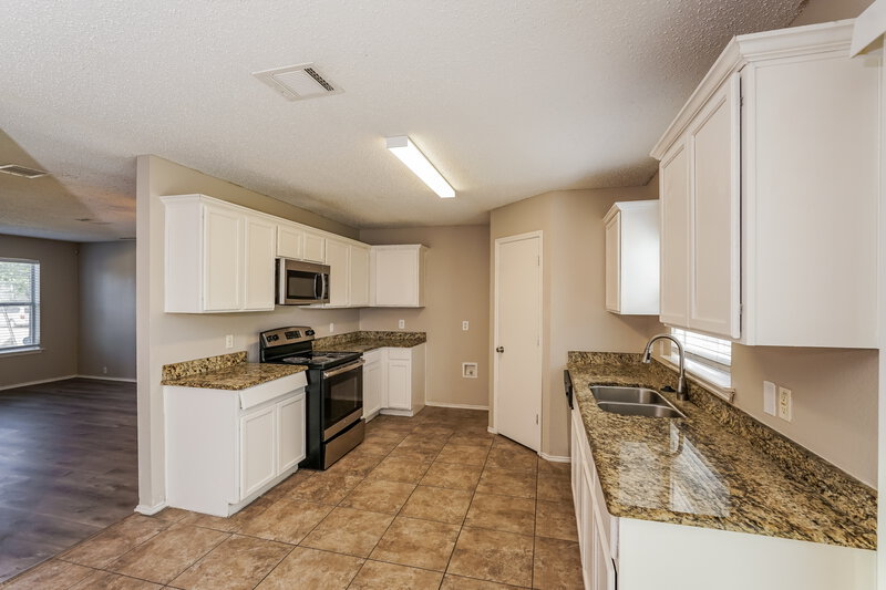 2,230/Mo, 7001 Baybridge Dr Arlington, TX 76002 Kitchen View 2
