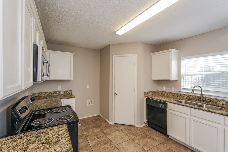 2,230/Mo, 7001 Baybridge Dr Arlington, TX 76002 Kitchen View 3