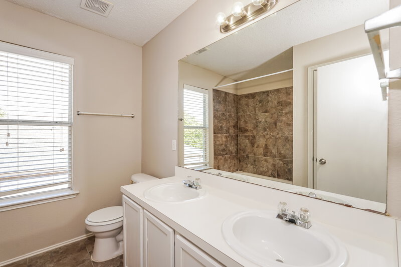 2,230/Mo, 7001 Baybridge Dr Arlington, TX 76002 Bathroom View
