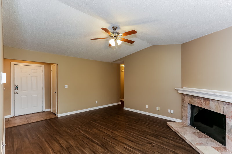 1,950/Mo, 306 Freedom Ln Arlington, TX 76002 Living Room View