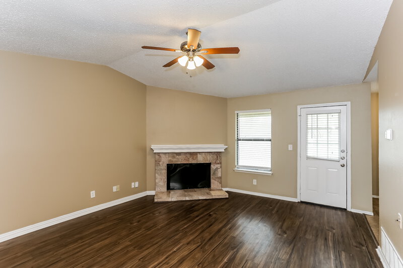 1,950/Mo, 306 Freedom Ln Arlington, TX 76002 Living Room View 2