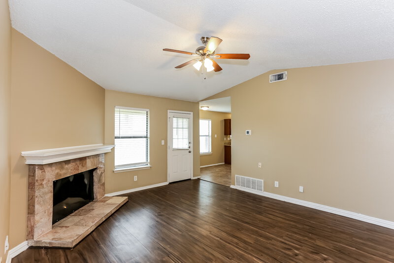 1,950/Mo, 306 Freedom Ln Arlington, TX 76002 Living Room View 3