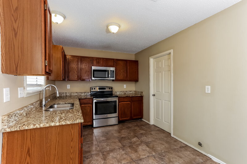 1,950/Mo, 306 Freedom Ln Arlington, TX 76002 Kitchen View 2