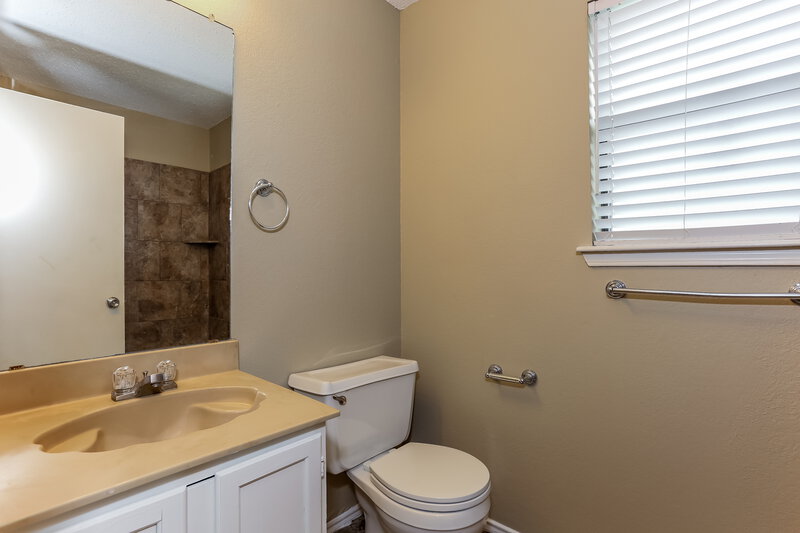 1,950/Mo, 306 Freedom Ln Arlington, TX 76002 Main Bathroom View