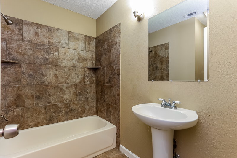 1,950/Mo, 306 Freedom Ln Arlington, TX 76002 Bathroom View