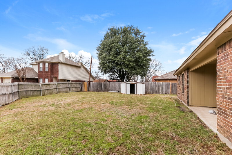 1,950/Mo, 306 Freedom Ln Arlington, TX 76002 Rear View