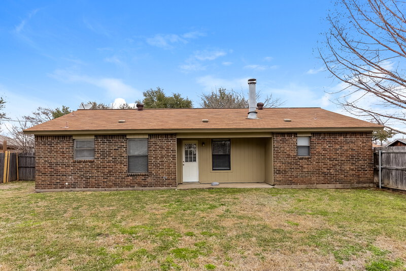 1,950/Mo, 306 Freedom Ln Arlington, TX 76002 Rear View 2