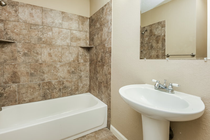 1,950/Mo, 306 Freedom Ln Arlington, TX 76002 Bathroom View 2