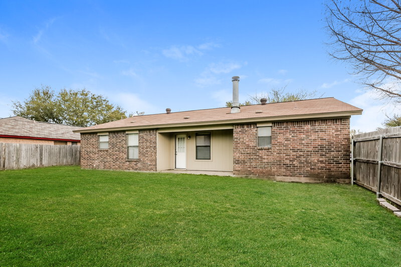 1,950/Mo, 306 Freedom Ln Arlington, TX 76002 Rear View 4