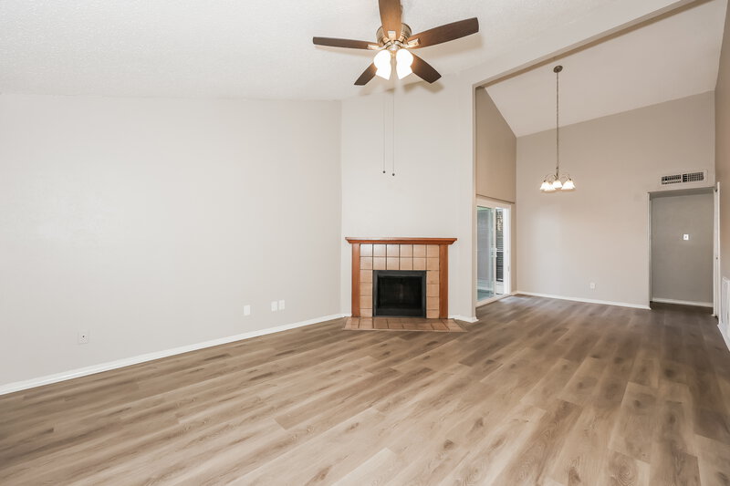 2,015/Mo, 2420 Cripple Creek Dr Arlington, TX 76014 Living Room View 2