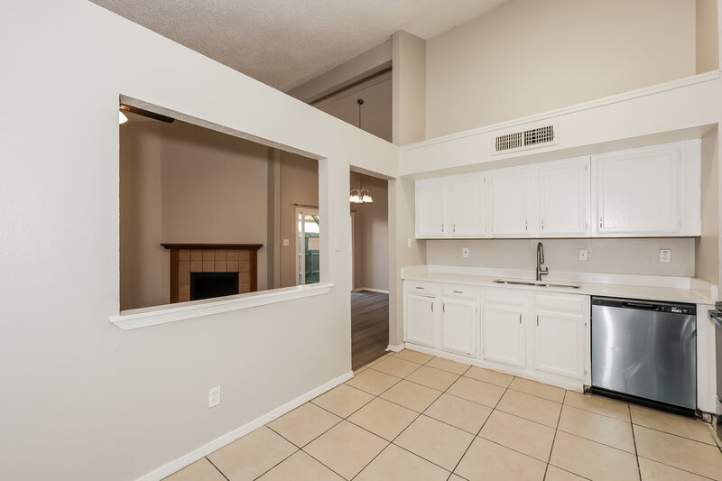 2,015/Mo, 2420 Cripple Creek Dr Arlington, TX 76014 Kitchen View 2