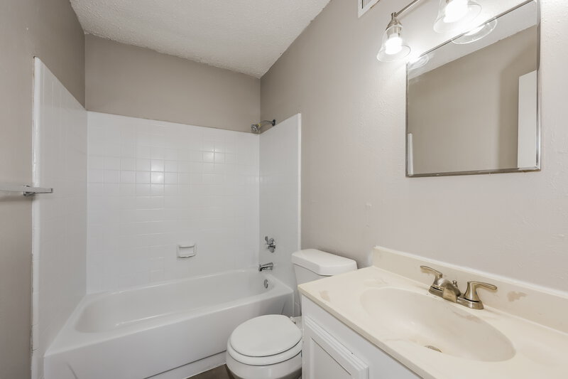 2,015/Mo, 2420 Cripple Creek Dr Arlington, TX 76014 Main Bathroom View