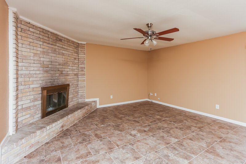 2,010/Mo, 1804 Primrose Ln Arlington, TX 76014 Living Room View 2