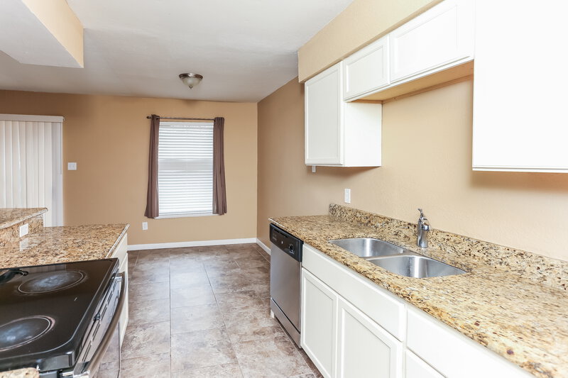 2,010/Mo, 1804 Primrose Ln Arlington, TX 76014 Kitchen View 5