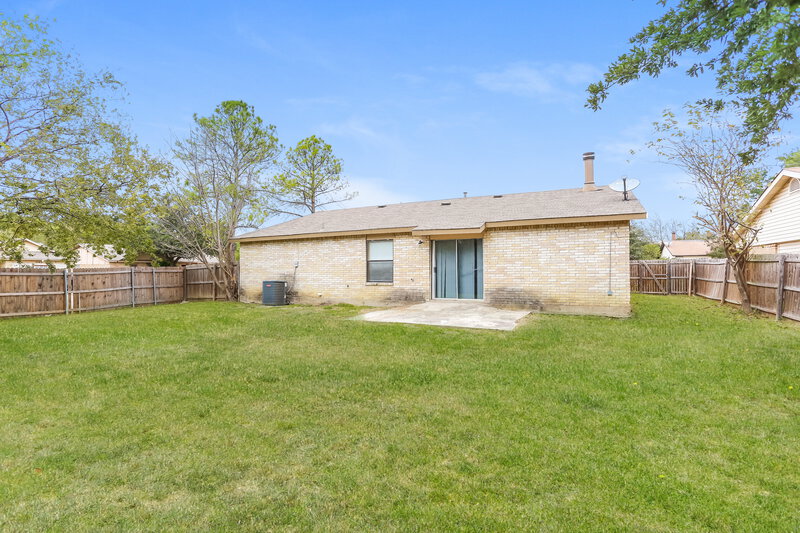 2,010/Mo, 1804 Primrose Ln Arlington, TX 76014 Rear View 2