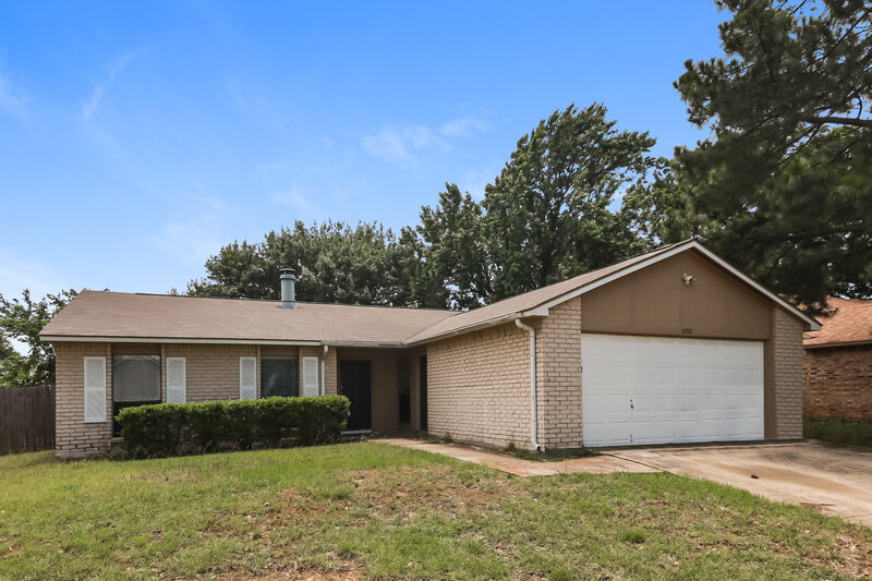2,115/Mo, 6702 Blackberry Dr Arlington, TX 76016 Front View