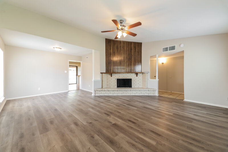 2,115/Mo, 6702 Blackberry Dr Arlington, TX 76016 Living Room View 2