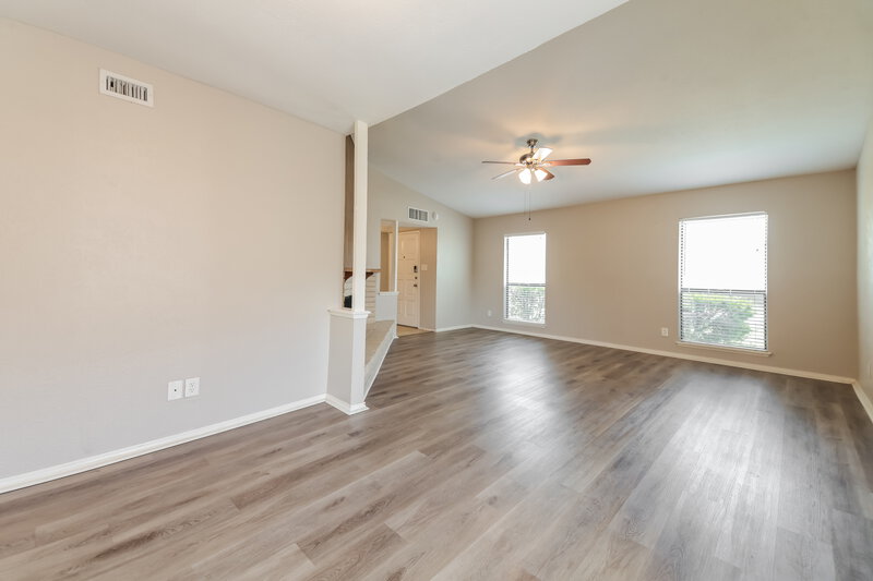 2,115/Mo, 6702 Blackberry Dr Arlington, TX 76016 Living Room View 3